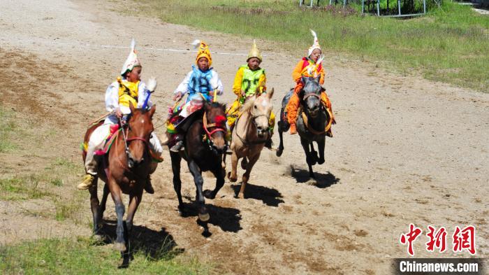 圖為少年騎手在比賽中?！垈?攝