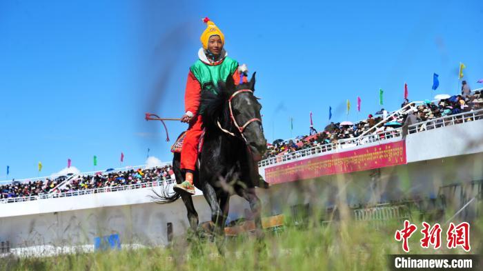 圖為少年騎手在比賽中。　張偉 攝