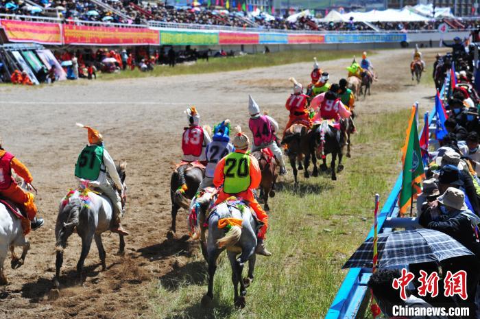 圖為少年騎手在比賽中?！垈?攝