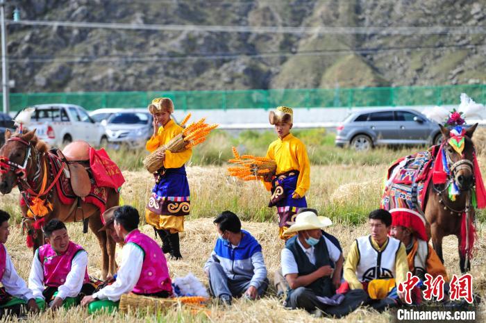 圖為等待登場的農(nóng)牧民演員?！垈?攝