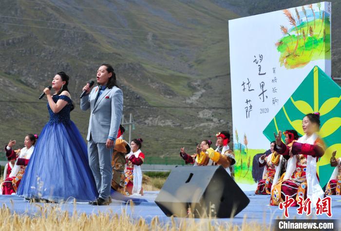 圖為當(dāng)日的文藝表演?！垈?攝