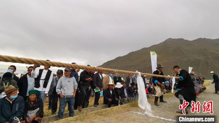 圖為當(dāng)日進(jìn)行的農(nóng)事趣味運(yùn)動會?！垈?攝