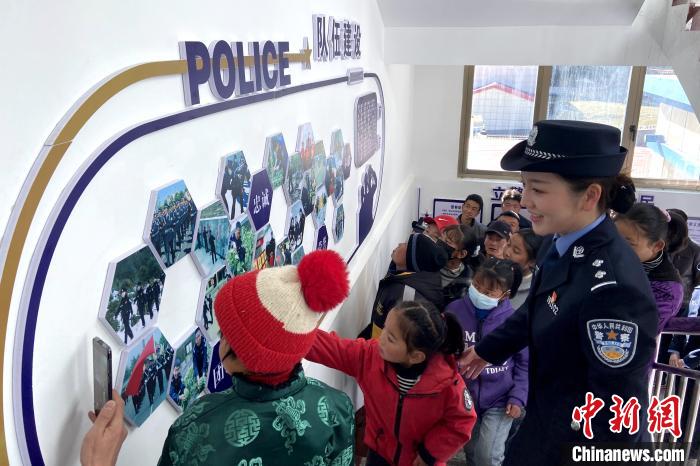 山南邊境管理支隊(duì)勒布邊境派出所舉行警營(yíng)開(kāi)放日活動(dòng)，邀請(qǐng)駐地民眾進(jìn)警營(yíng)，了解民警工作生活?！∏f冀 攝