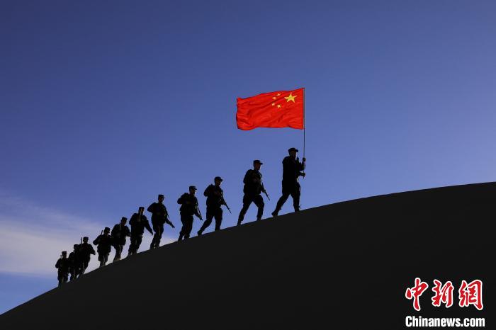 日喀則邊境管理支隊(duì)幾腳橋邊境檢查站民警在轄區(qū)開(kāi)展巡邏工作?！↓埿▲P 攝