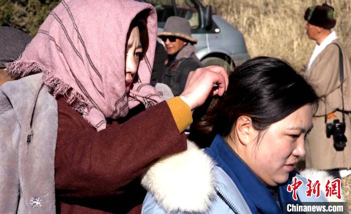 圖為1月13日，電影《雪域青春》群眾演員做拍攝準(zhǔn)備?！∝暽＠?攝