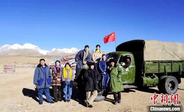 圖為電影《雪域青春》主創(chuàng)團(tuán)隊(duì)在西藏唐古拉山拍攝點(diǎn)?！z制組供圖 攝
