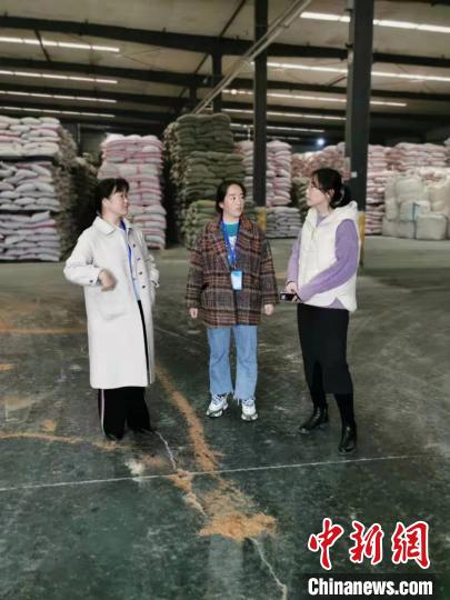 圖為次仁措姆(中)正在開展街道工作。<a target='_blank' ><p  align=