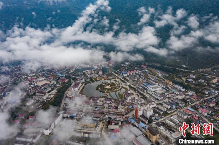 圖為墨脫縣城?！『闻罾?攝