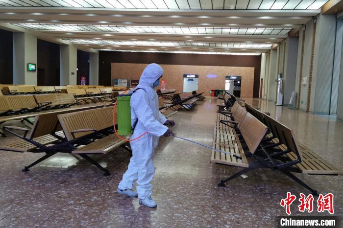 圖為拉薩車站工作人員在候車室進(jìn)行消毒?！±詈Ｐ?攝