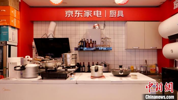 圖為店內(nèi)部分商品展示?！≈x牧 攝