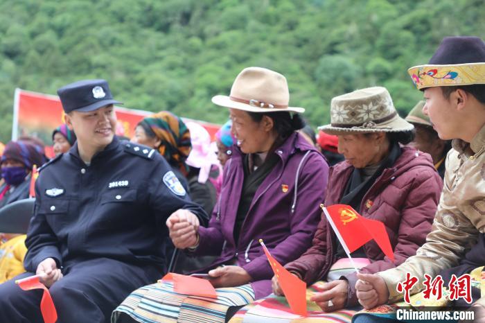 圖為李陽(yáng)副所長(zhǎng)(前排左一)與卓嘎、央宗姐妹共同參加愛國(guó)主義教育活動(dòng)?！〉录?攝