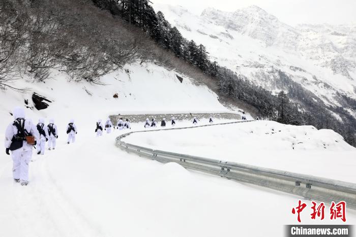 圖為徒步前進(jìn)?！铎o 攝