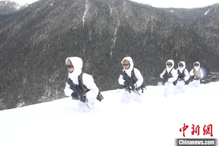 圖為徒步前進(jìn)?！〗有?攝