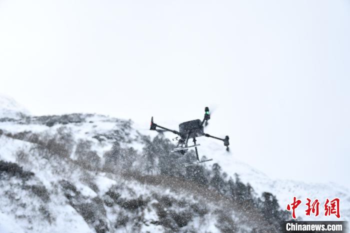 圖為無人機(jī)檢跡?！〗有?攝