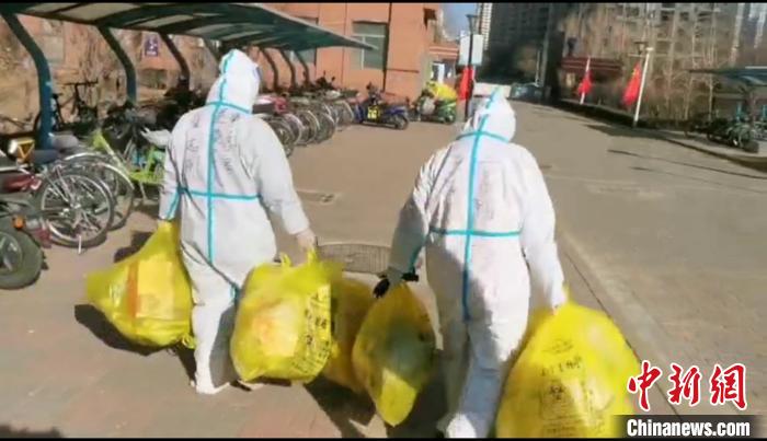 收集垃圾?！¤F西區(qū)委宣傳部 攝