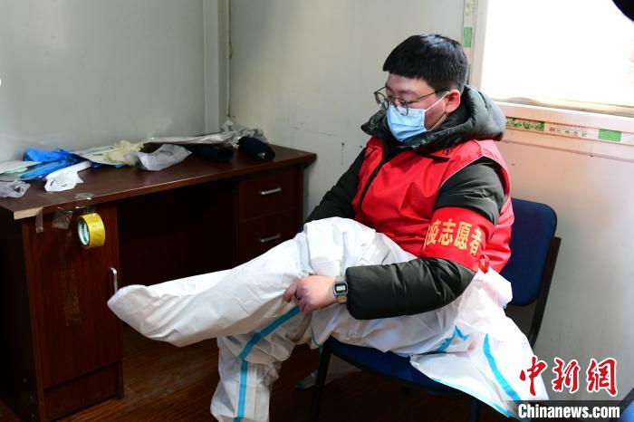 穿防護服?！¤F西區(qū)委宣傳部 攝