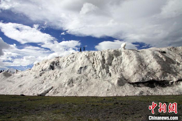 2016年7月冰崩后測量冰崩扇厚度。中科院青藏高原所 供圖