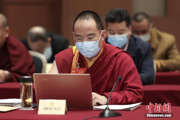 3月9日上午，全國(guó)政協(xié)十三屆四次會(huì)議舉行小組會(huì)議，討論“兩高”工作報(bào)告，審議各項(xiàng)決議和報(bào)告草案。圖為北京友誼賓館宗教界別委員小組會(huì)議現(xiàn)場(chǎng)，全國(guó)政協(xié)常委、中國(guó)佛教協(xié)會(huì)副會(huì)長(zhǎng)、中國(guó)佛教協(xié)會(huì)西藏分會(huì)會(huì)長(zhǎng)班禪額爾德尼·確吉杰布參加討論。<a target='_blank' ><p  align=