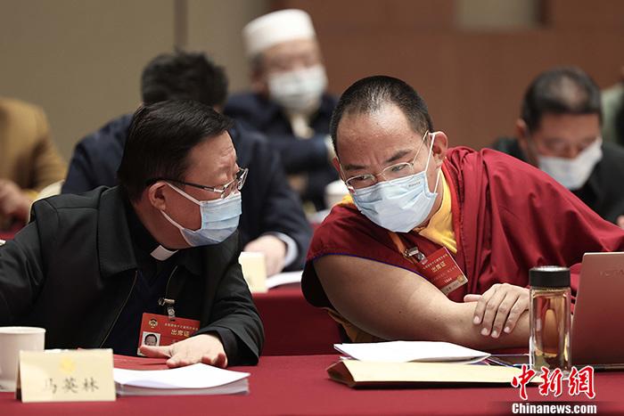 3月9日上午，全國(guó)政協(xié)十三屆四次會(huì)議舉行小組會(huì)議，討論“兩高”工作報(bào)告，審議各項(xiàng)決議和報(bào)告草案。圖為北京友誼賓館宗教界別委員小組會(huì)議現(xiàn)場(chǎng)，全國(guó)政協(xié)常委、中國(guó)佛教協(xié)會(huì)副會(huì)長(zhǎng)、中國(guó)佛教協(xié)會(huì)西藏分會(huì)會(huì)長(zhǎng)班禪額爾德尼·確吉杰布(右)與全國(guó)政協(xié)常委、中國(guó)天主教主教團(tuán)主席馬英林(左)交流。<a target='_blank' ><p  align=