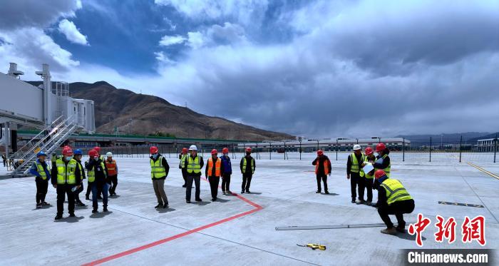 圖為驗(yàn)收組驗(yàn)收項(xiàng)目?！〉┰鐾?攝