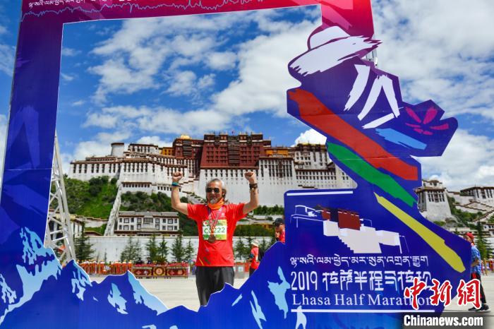 資料圖為2019年8月18日，拉薩舉行半程馬拉松賽?！〗w波 攝