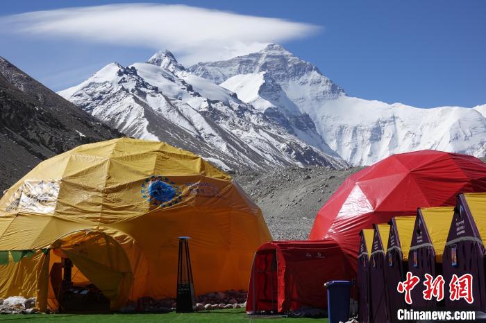 5月9日的珠峰北坡登山大本營(yíng)。　冉文娟 攝