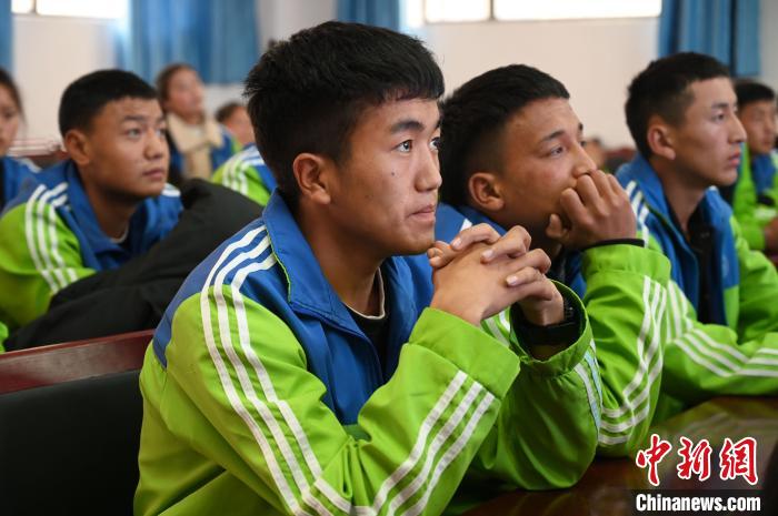 圖為學(xué)生在聆聽授課。