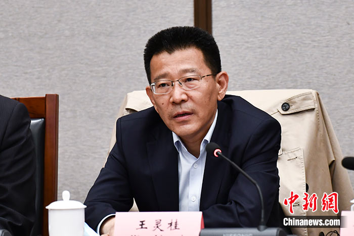 5月16日，由中國(guó)社會(huì)科學(xué)院西藏智庫、中國(guó)社會(huì)科學(xué)院民族學(xué)與人類學(xué)研究所主辦的第五屆西藏智庫國(guó)際論壇在北京舉行。中國(guó)社會(huì)科學(xué)院副院長(zhǎng)王靈桂在致辭中表示，今年是西藏和平解放70周年，西藏人民團(tuán)結(jié)奮斗，把貧窮落后的舊西藏建設(shè)成經(jīng)濟(jì)發(fā)展、文化繁榮、社會(huì)進(jìn)步、環(huán)境良好、生活幸福的社會(huì)主義新西藏，西藏歷史上第一次徹底消滅了絕對(duì)貧困，同全國(guó)人民一起，西藏各族人民已經(jīng)走進(jìn)全面建成小康社會(huì)的新時(shí)代，進(jìn)入歷史發(fā)展的新坐標(biāo)。 <a target='_blank' ><p  align=