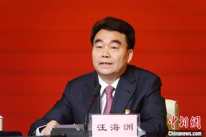 汪海洲在發(fā)布會(huì)上介紹西藏自治區(qū)黨史學(xué)習(xí)教育開(kāi)展情況?!∪轿木?攝