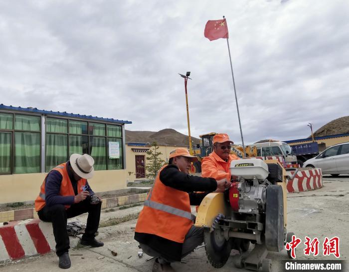 西藏養(yǎng)路工人:與自然抗?fàn)幱脨蹪仓吧€”