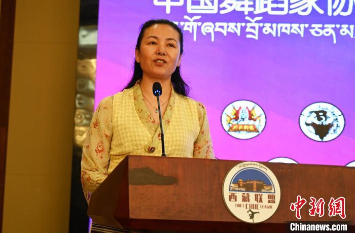 圖為西藏自治區(qū)舞蹈家協(xié)會(huì)主席達(dá)娃拉姆致辭?！≮w朗 攝