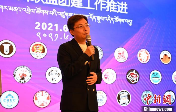 圖為中國(guó)舞蹈家協(xié)會(huì)街舞委員會(huì)常務(wù)副主任、秘書長(zhǎng)夏銳致辭?！≮w朗 攝