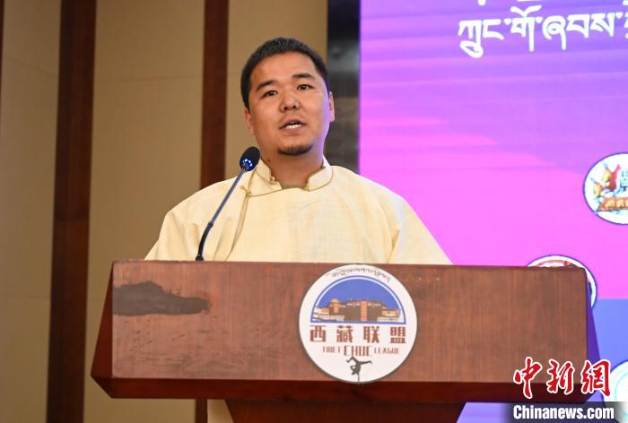 圖為西藏街舞聯(lián)盟常務(wù)副主任朗卡旺青致辭。　趙朗 攝