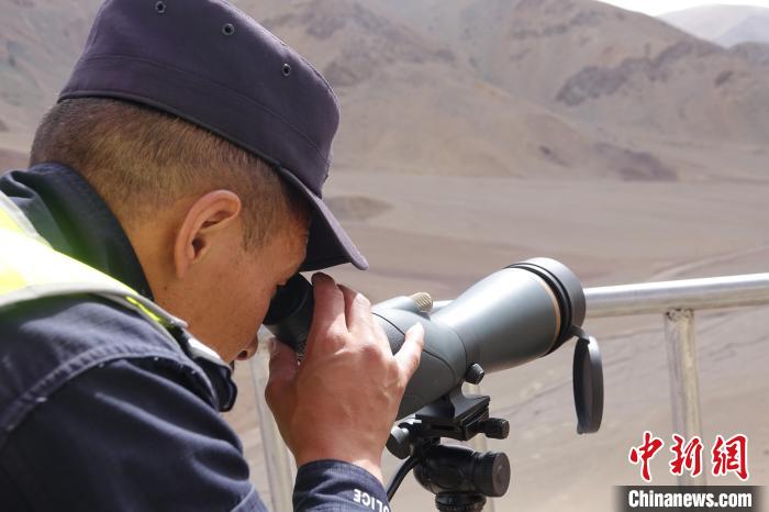 索朗曲扎用望遠鏡查看邊境情況?！∪轿木?攝