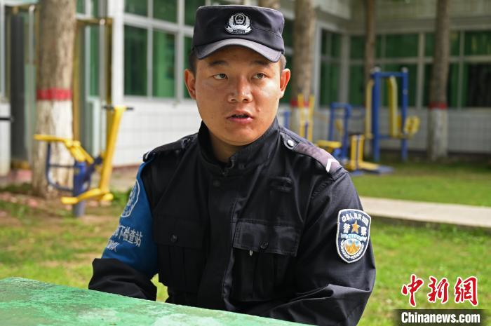 圖為邊煒接受記者采訪?！≮w朗 攝