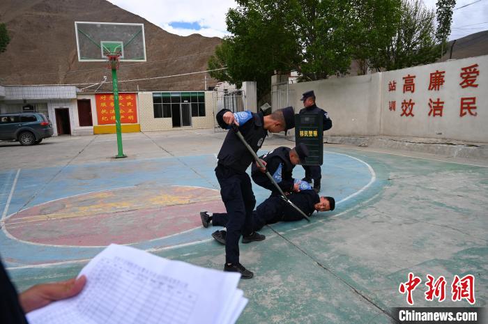 圖為移民管理警察進(jìn)行警務(wù)技能考核?！≮w朗 攝