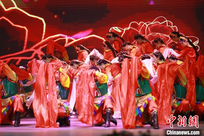 圖為農(nóng)行西藏分行演出現(xiàn)場?！∞r(nóng)行西藏分行 供圖