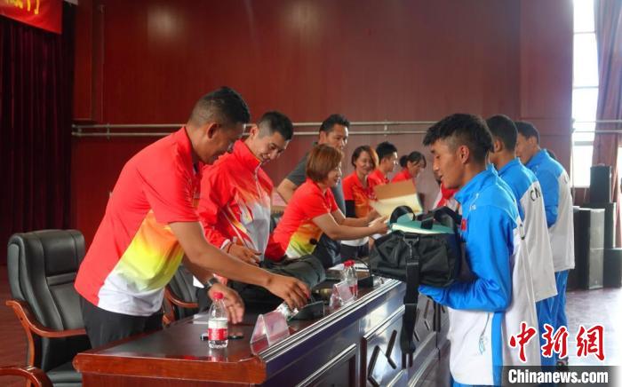 圖為世界冠軍們?yōu)槲鞑刈灾螀^(qū)體校的學(xué)生們送上暖心物資?！∪轿木?攝