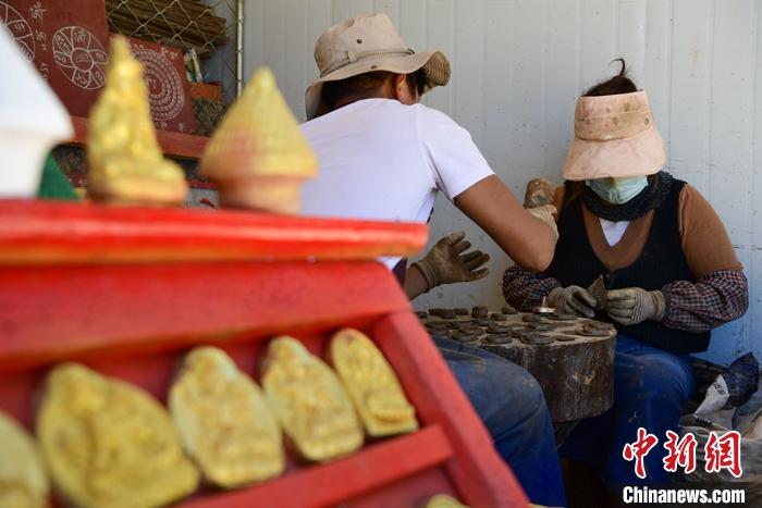 圖為6月14日，拉薩的手工藝人制作“擦擦”。 <a target='_blank' ><p  align=