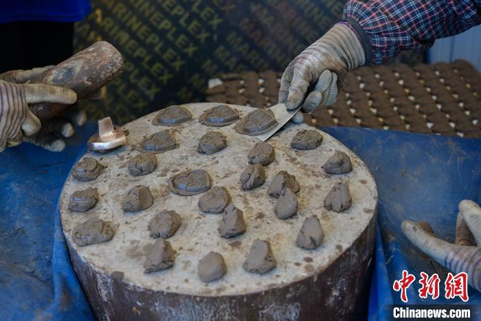 6月14日，拉薩的手工藝人制作“擦擦”。 <a target='_blank' ><p  align=