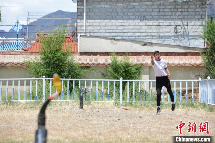 圖為西藏自治區(qū)拉薩市賽馬場內(nèi)市民在體驗“打牛角”項目?！∝暩聛硭?攝