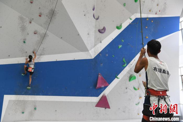 圖為西藏登山體驗健身訓練館內(nèi)登山隊員在體驗攀巖項目。　貢嘎來松 攝