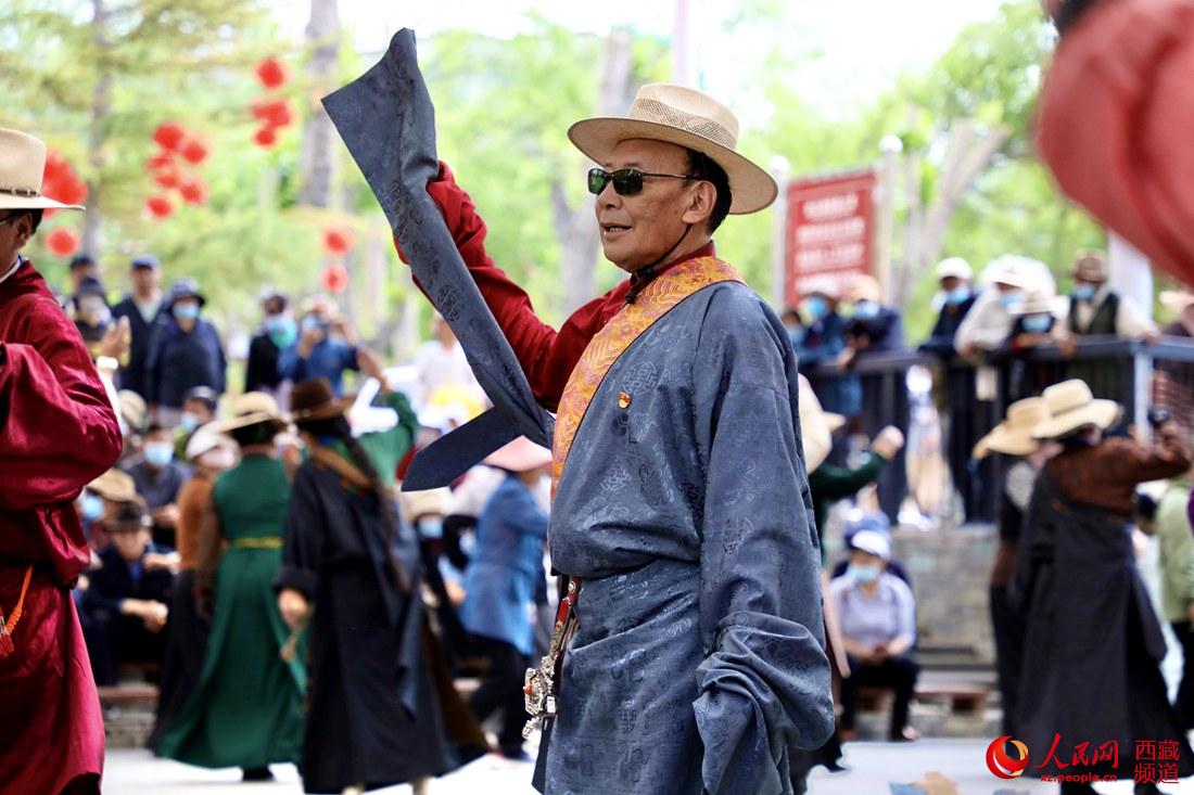 拉薩市民在宗角祿康公園跳鍋莊舞。人民網(wǎng) 次仁羅布攝