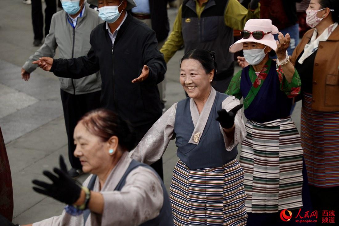 拉薩市民在宗角祿康公園跳鍋莊舞。人民網(wǎng) 次仁羅布攝
