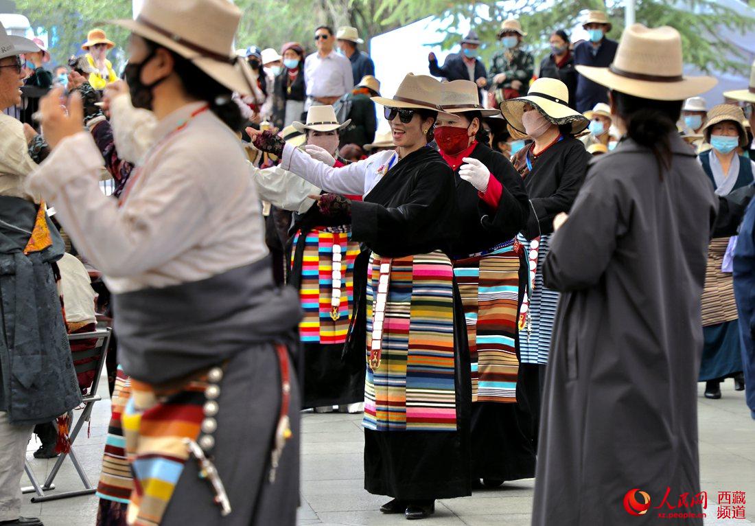 拉薩市民在宗角祿康公園跳鍋莊舞。人民網(wǎng) 次仁羅布攝