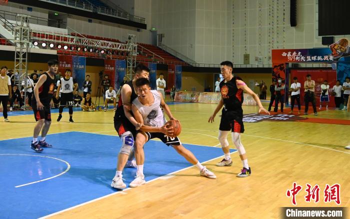 圖為西藏美康隊(白色球衣)對決雪域兄弟隊。　趙朗 攝