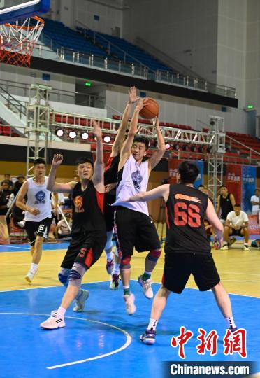 圖為西藏美康隊(白色球衣)對決雪域兄弟隊?！≮w朗 攝