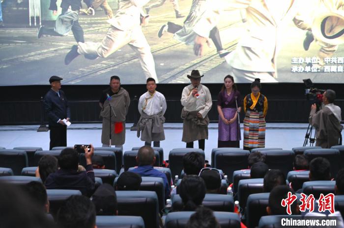 圖為主創(chuàng)人員分享譯制過(guò)程?！≮w朗 攝