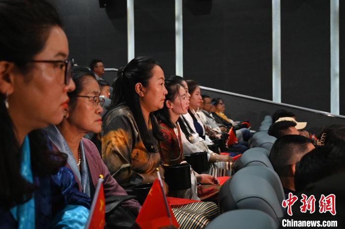 圖為觀眾觀看影片?！≮w朗 攝