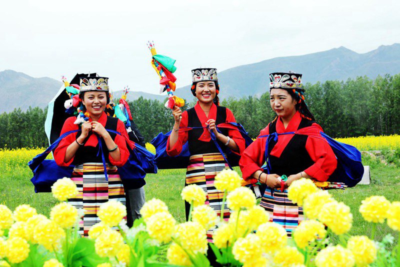 笑靨如花的群眾。洛?？酥閿z